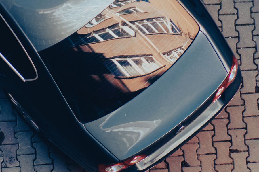 Vidro traseiro escurecido de automóvel, imagem ilustrativa