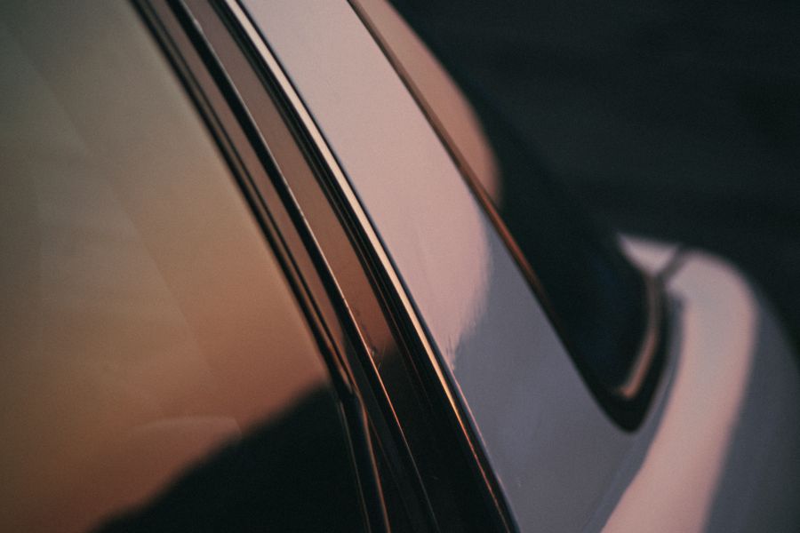 Detalhe de vidro lateral automotivo com reflexo, imagem ilustrativa